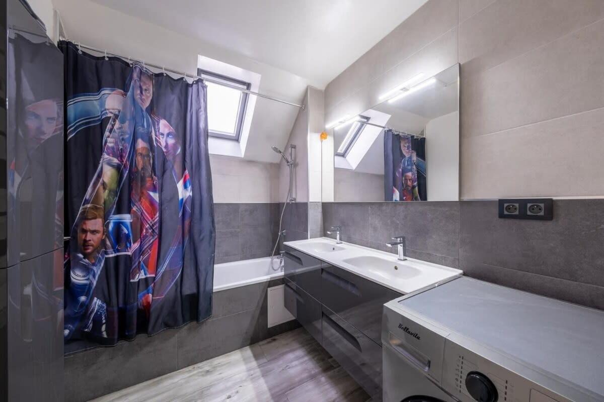 Disney Avengers Home Маньи-ле-Онгр Экстерьер фото